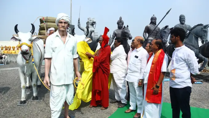 కాటూరి ఆర్ట్ గ్యాలరీని సందర్శించిన శ్రీప్రజ్ఞానంద సరస్వతి